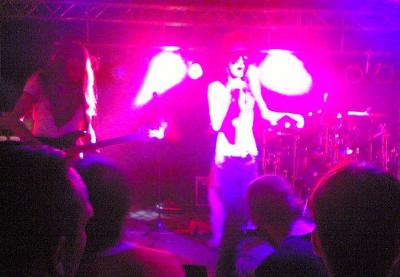 Sänger Ziggy Has Ardeur in Form einer Lichtgestalt auf der Bühne.